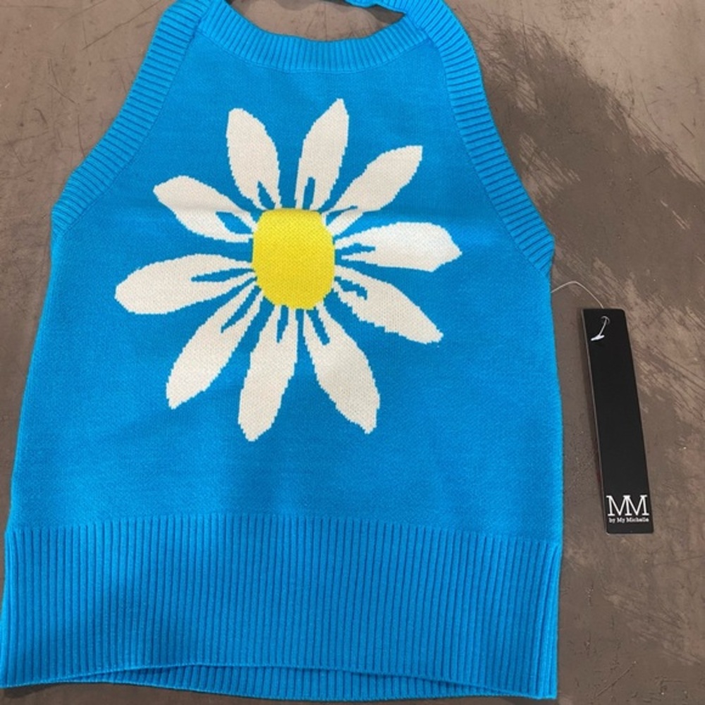 Sweetest top! Listed under women's but of course great for young gals too🌼